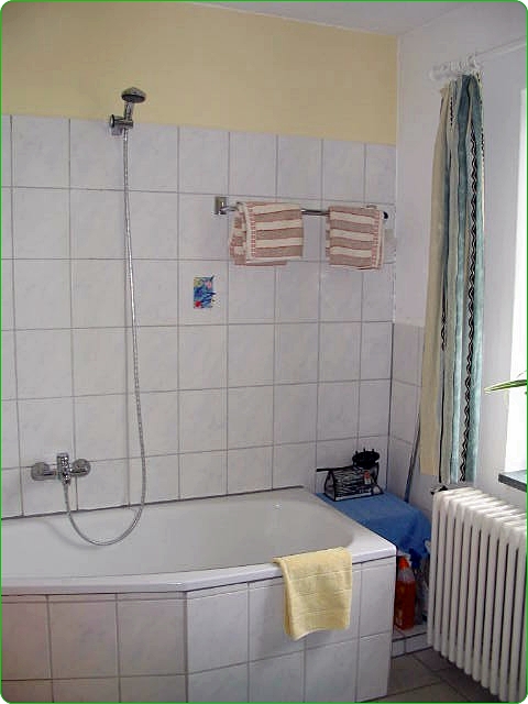 Badezimmer - linke Wohnung